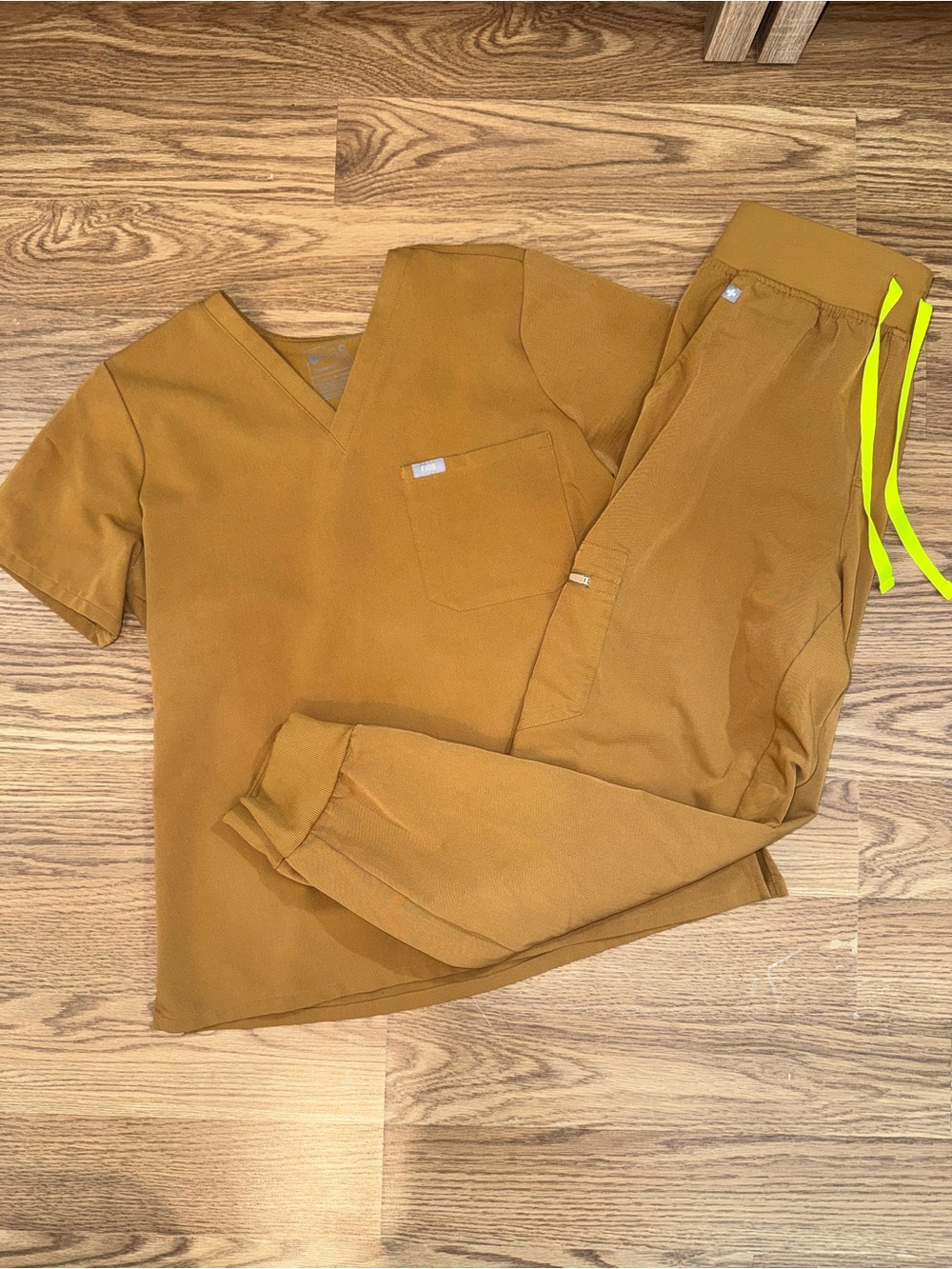 FIGS Earth Catarina Top & Zamora Jogger Scrub Set M/MP